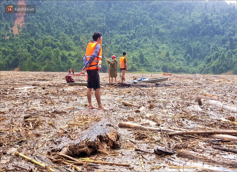 Ảnh: Bơi giữa biển rác trên sông để tìm các nạn nhân mất tích trong vụ lở núi khiến hàng chục người bị vùi lấp ở Trà Leng - Ảnh 15.