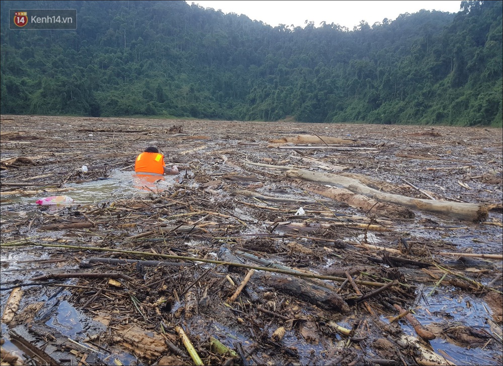 Ảnh: Bơi giữa biển rác trên sông để tìm các nạn nhân mất tích trong vụ lở núi khiến hàng chục người bị vùi lấp ở Trà Leng - Ảnh 9.