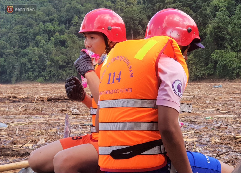 Ảnh: Bơi giữa biển rác trên sông để tìm các nạn nhân mất tích trong vụ lở núi khiến hàng chục người bị vùi lấp ở Trà Leng - Ảnh 12.