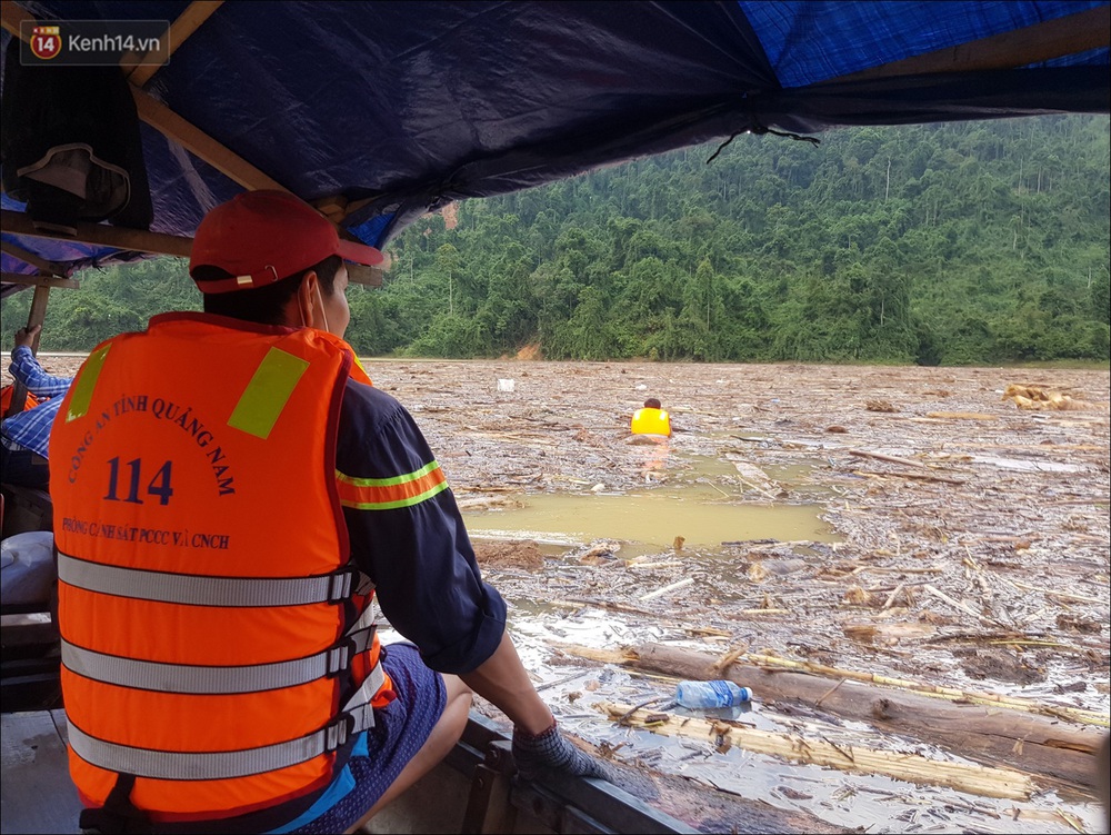 Ảnh: Bơi giữa biển rác trên sông để tìm các nạn nhân mất tích trong vụ lở núi khiến hàng chục người bị vùi lấp ở Trà Leng - Ảnh 7.