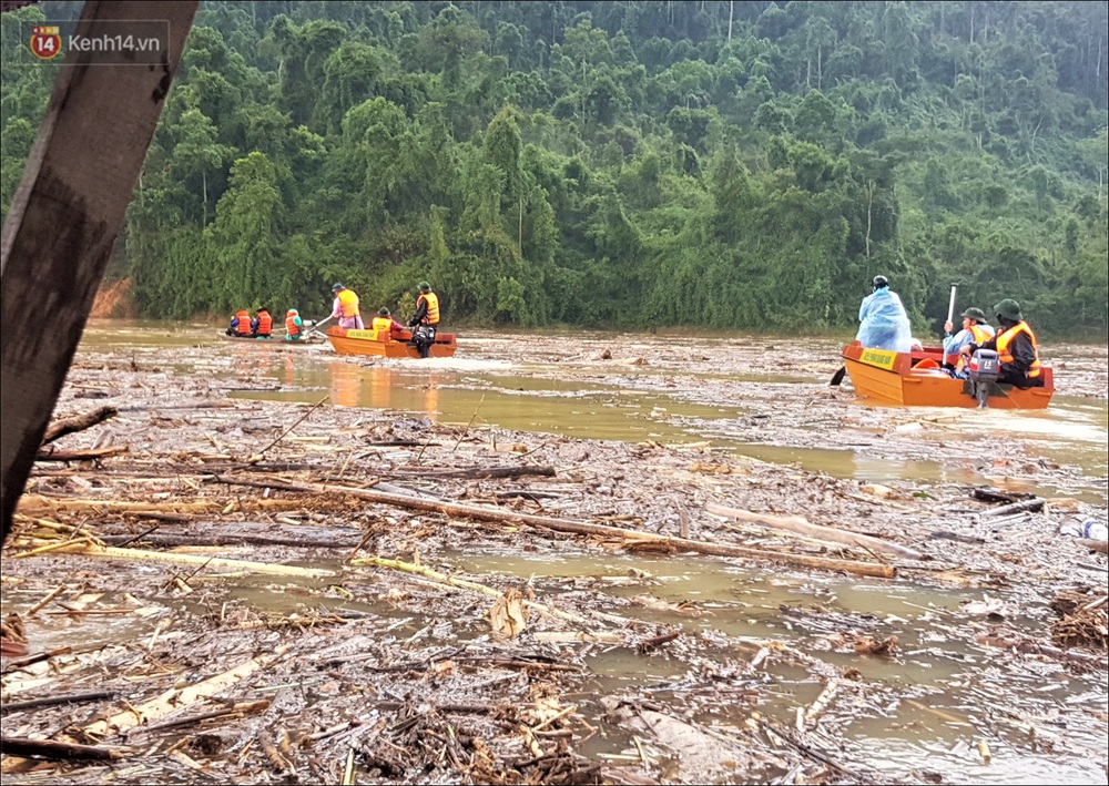Ảnh: Bơi giữa biển rác trên sông để tìm các nạn nhân mất tích trong vụ lở núi khiến hàng chục người bị vùi lấp ở Trà Leng - Ảnh 3.