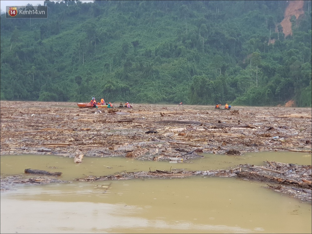 Ảnh: Bơi giữa biển rác trên sông để tìm các nạn nhân mất tích trong vụ lở núi khiến hàng chục người bị vùi lấp ở Trà Leng - Ảnh 16.