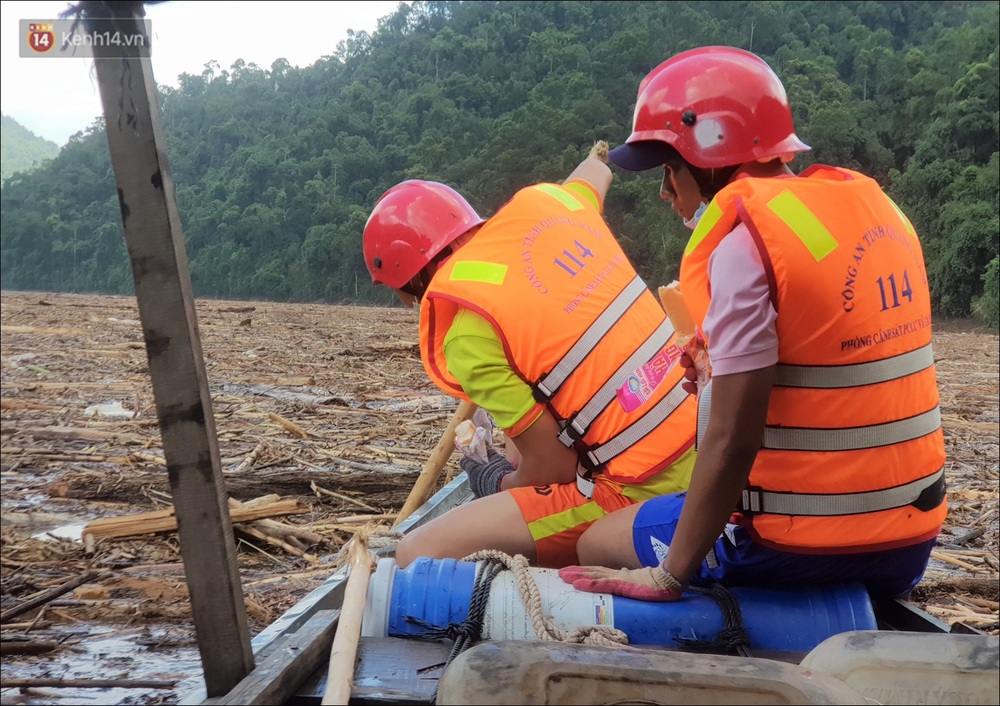 Ảnh: Bơi giữa biển rác trên sông để tìm các nạn nhân mất tích trong vụ lở núi khiến hàng chục người bị vùi lấp ở Trà Leng - Ảnh 8.