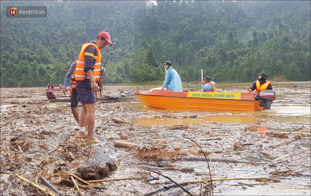Ảnh: Bơi giữa biển rác trên sông để tìm các nạn nhân mất tích trong vụ lở núi khiến hàng chục người bị vùi lấp ở Trà Leng - Ảnh 10.