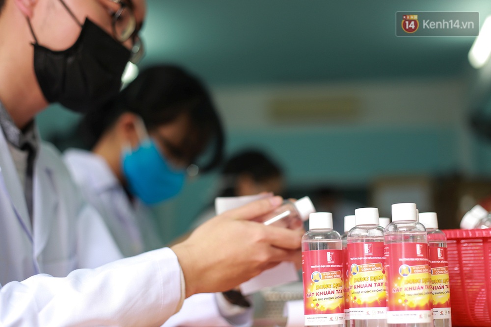 Giữa mùa dịch Covid-19, Đại học Bách khoa Hà Nội tự sản xuất 500 lít dung dịch sát khuẩn để chuyển xuống xã Sơn Lôi - Ảnh 13. Giữa mùa dịch Covid-19, Đại học Bách khoa Hà Nội tự sản xuất 500 lít dung dịch sát khuẩn để chuyển xuống xã Sơn Lôi - Ảnh 13.