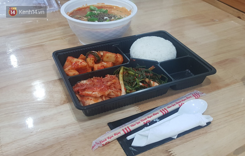 Vụ đoàn khách Hàn Quốc chê ăn uống tồi tệ khi cách ly ở Đà Nẵng: Nhà hàng nấu 22 suất cơm nói gì? - Ảnh 3.