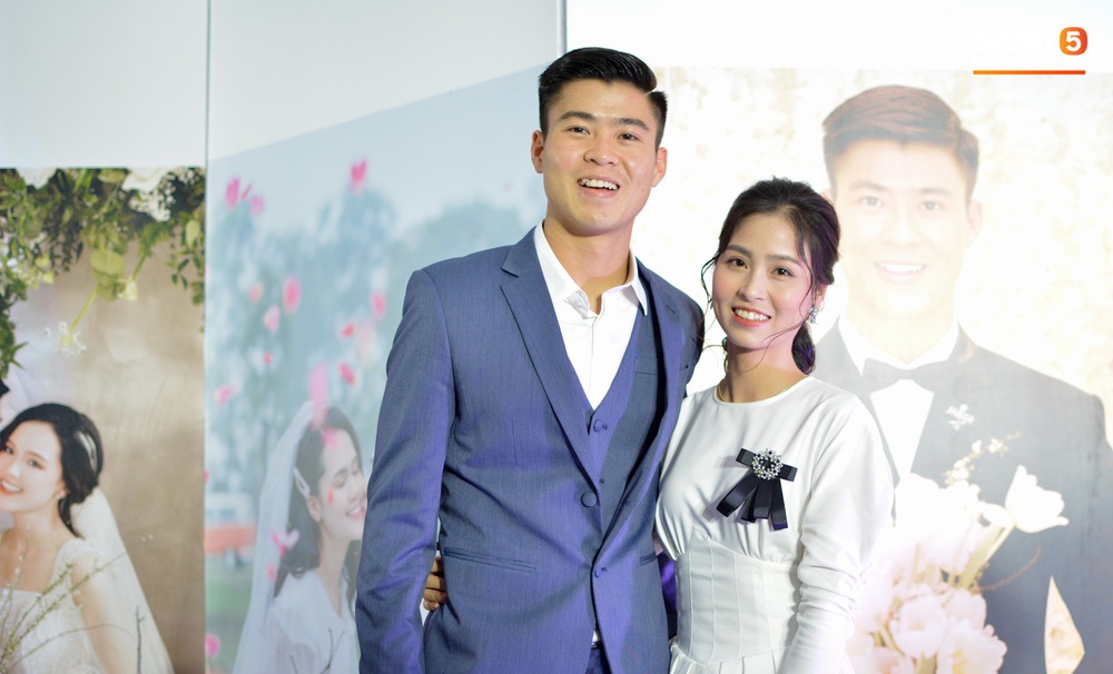 Lễ cưới Duy Mạnh - Quỳnh Anh: Cô dâu và chú rể trao nhẫn cho nhau trong tiếng reo hò của hơn một nghìn quan khách - Ảnh 25. Lễ cưới Duy Mạnh - Quỳnh Anh: Cô dâu và chú rể trao nhẫn cho nhau trong tiếng reo hò của hơn một nghìn quan khách - Ảnh 25.