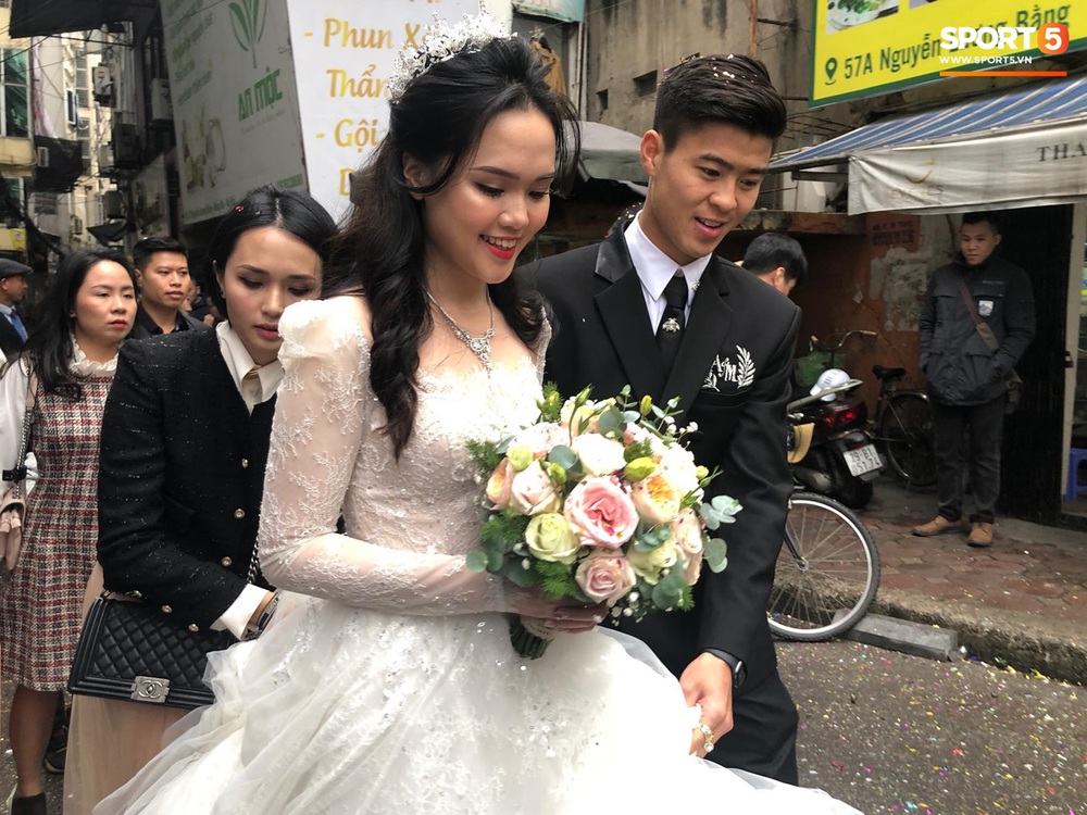 Lễ cưới Duy Mạnh - Quỳnh Anh: Cô dâu và chú rể trao nhẫn cho nhau trong tiếng reo hò của hơn một nghìn quan khách - Ảnh 12. Lễ cưới Duy Mạnh - Quỳnh Anh: Cô dâu và chú rể trao nhẫn cho nhau trong tiếng reo hò của hơn một nghìn quan khách - Ảnh 12.