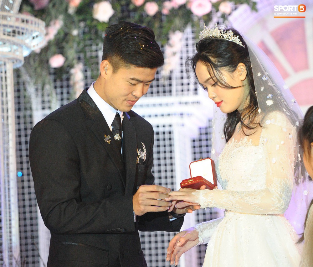 Lễ cưới Duy Mạnh - Quỳnh Anh: Cô dâu và chú rể trao nhẫn cho nhau trong tiếng reo hò của hơn một nghìn quan khách - Ảnh 3. Lễ cưới Duy Mạnh - Quỳnh Anh: Cô dâu và chú rể trao nhẫn cho nhau trong tiếng reo hò của hơn một nghìn quan khách - Ảnh 3.