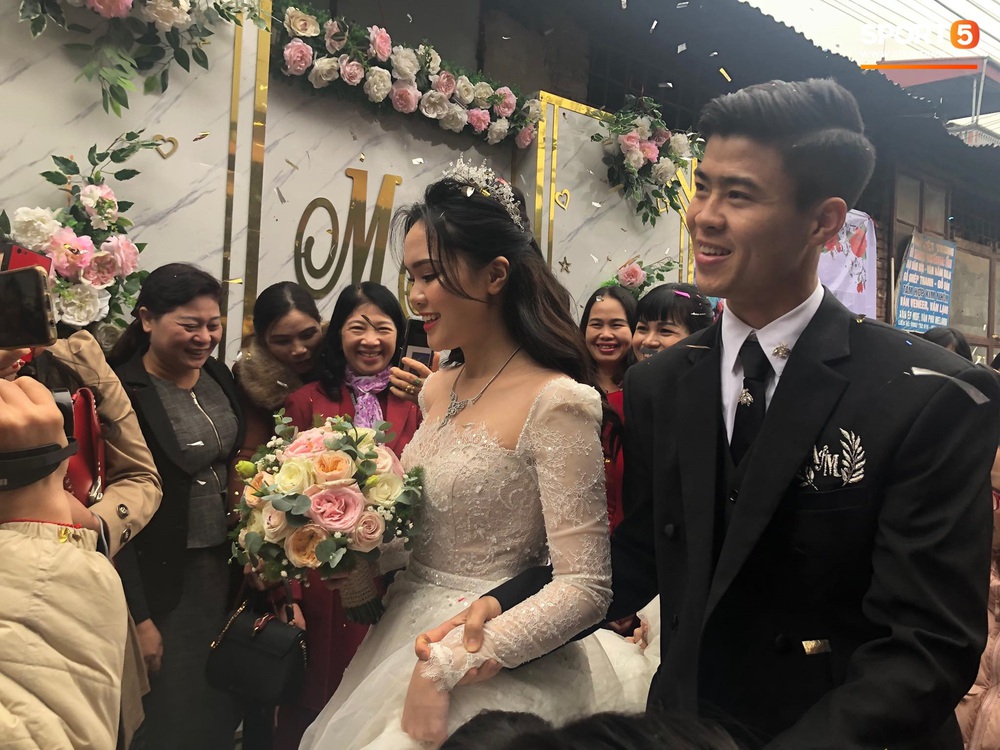 Lễ cưới Duy Mạnh - Quỳnh Anh: Cô dâu và chú rể trao nhẫn cho nhau trong tiếng reo hò của hơn một nghìn quan khách - Ảnh 10. Lễ cưới Duy Mạnh - Quỳnh Anh: Cô dâu và chú rể trao nhẫn cho nhau trong tiếng reo hò của hơn một nghìn quan khách - Ảnh 10.