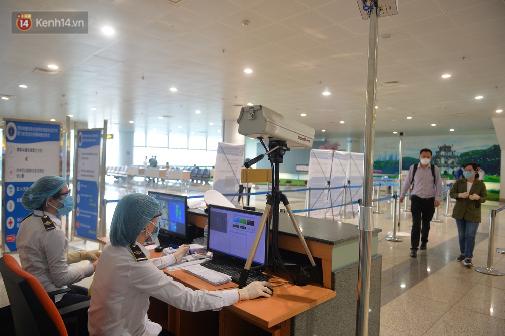 Ảnh: Cận cảnh quy trình lấy mẫu xét nghiệm Covid-19 trực tiếp tại sân bay Nội Bài - Ảnh 2.