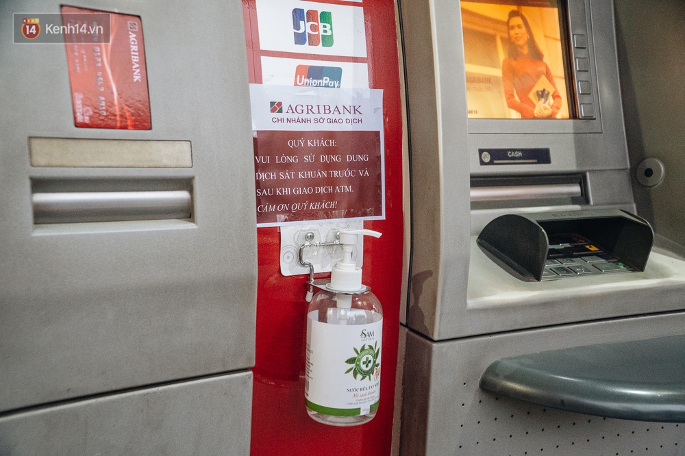Chùm ảnh: Ngân hàng bố trí nước rửa tay sát khuẩn tại các cây ATM phòng dịch COVID-19 - Ảnh 4. Chùm ảnh: Ngân hàng bố trí nước rửa tay sát khuẩn tại các cây ATM phòng dịch COVID-19 - Ảnh 4.