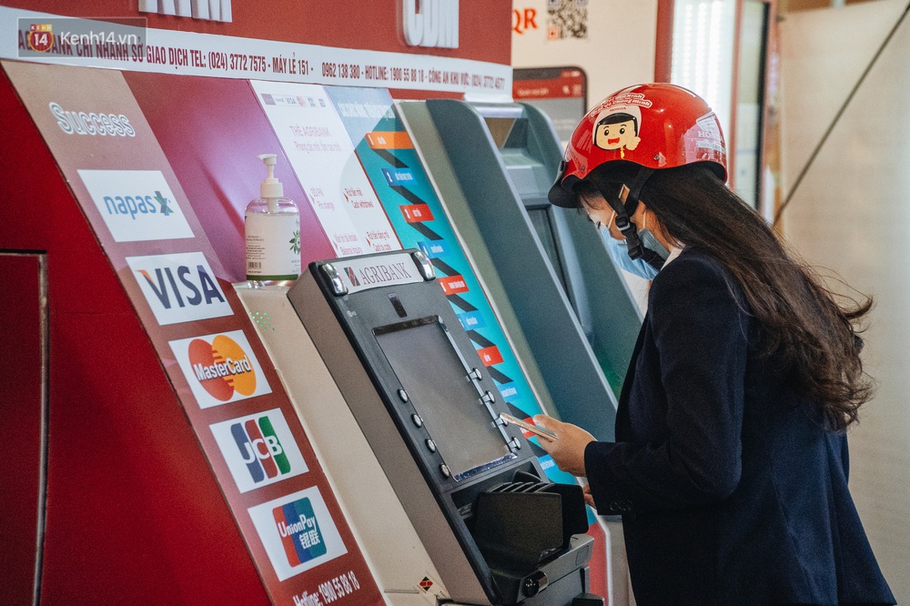 Chùm ảnh: Ngân hàng bố trí nước rửa tay sát khuẩn tại các cây ATM phòng dịch COVID-19 - Ảnh 5. Chùm ảnh: Ngân hàng bố trí nước rửa tay sát khuẩn tại các cây ATM phòng dịch COVID-19 - Ảnh 5.