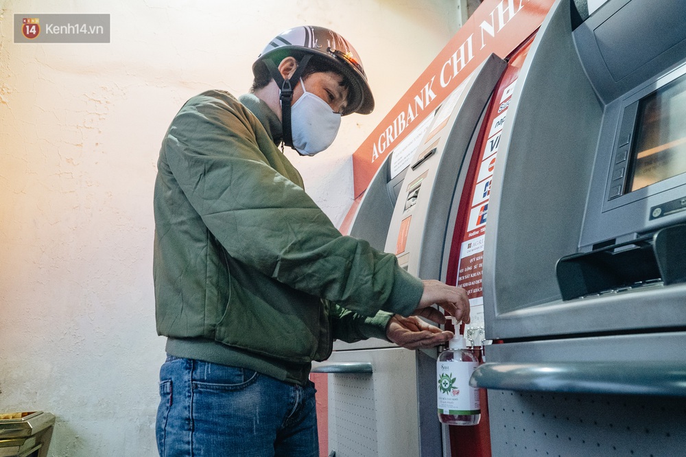 Chùm ảnh: Ngân hàng bố trí nước rửa tay sát khuẩn tại các cây ATM phòng dịch COVID-19 - Ảnh 8. Chùm ảnh: Ngân hàng bố trí nước rửa tay sát khuẩn tại các cây ATM phòng dịch COVID-19 - Ảnh 8.