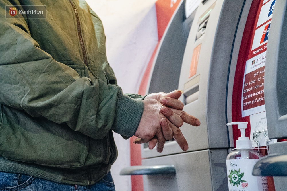 Chùm ảnh: Ngân hàng bố trí nước rửa tay sát khuẩn tại các cây ATM phòng dịch COVID-19 - Ảnh 9. Chùm ảnh: Ngân hàng bố trí nước rửa tay sát khuẩn tại các cây ATM phòng dịch COVID-19 - Ảnh 9.