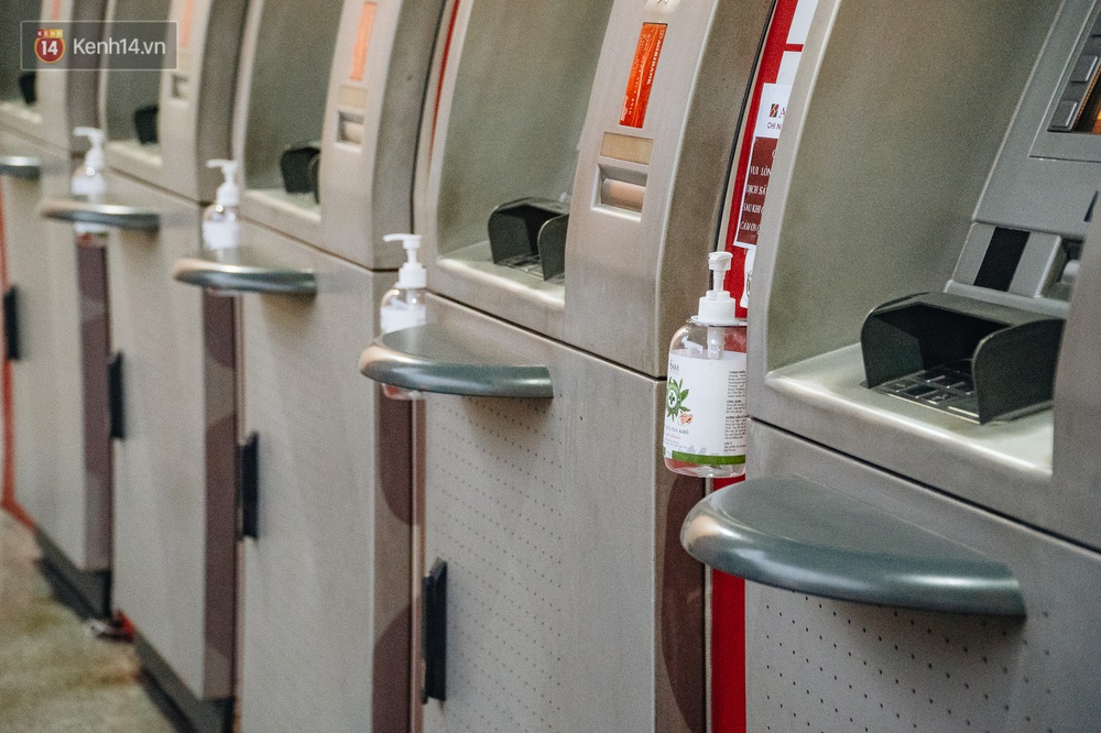 Chùm ảnh: Ngân hàng bố trí nước rửa tay sát khuẩn tại các cây ATM phòng dịch COVID-19 - Ảnh 3. Chùm ảnh: Ngân hàng bố trí nước rửa tay sát khuẩn tại các cây ATM phòng dịch COVID-19 - Ảnh 3.