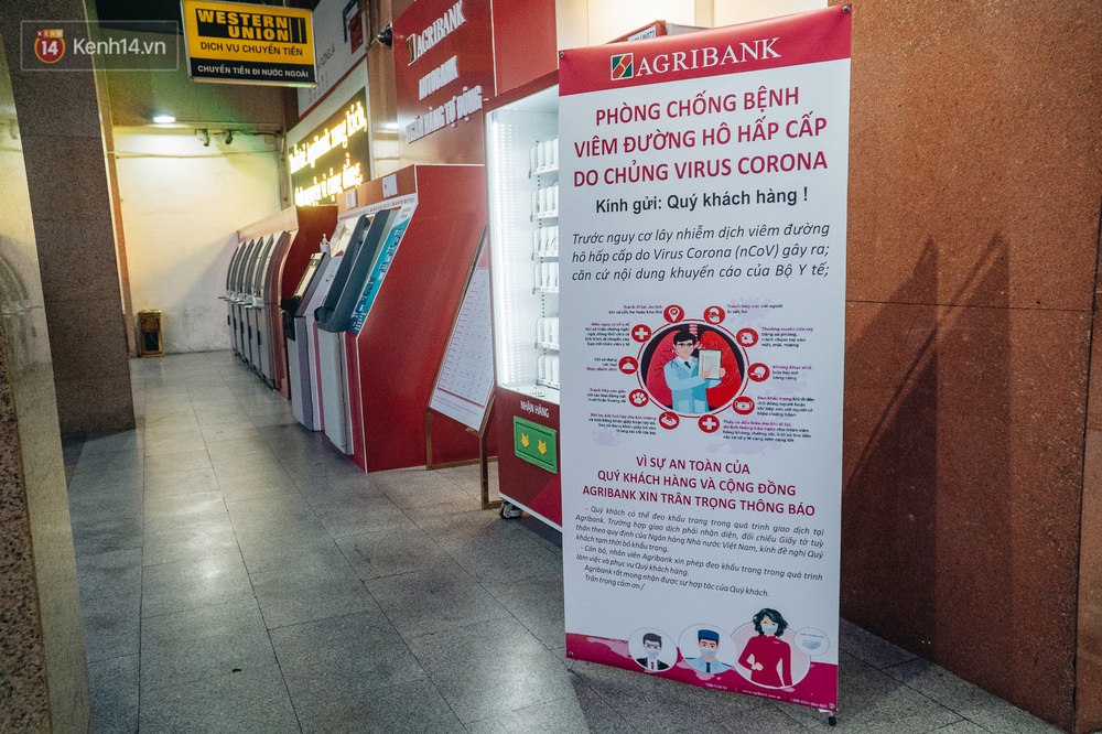 Chùm ảnh: Ngân hàng bố trí nước rửa tay sát khuẩn tại các cây ATM phòng dịch COVID-19 - Ảnh 2. Chùm ảnh: Ngân hàng bố trí nước rửa tay sát khuẩn tại các cây ATM phòng dịch COVID-19 - Ảnh 2.