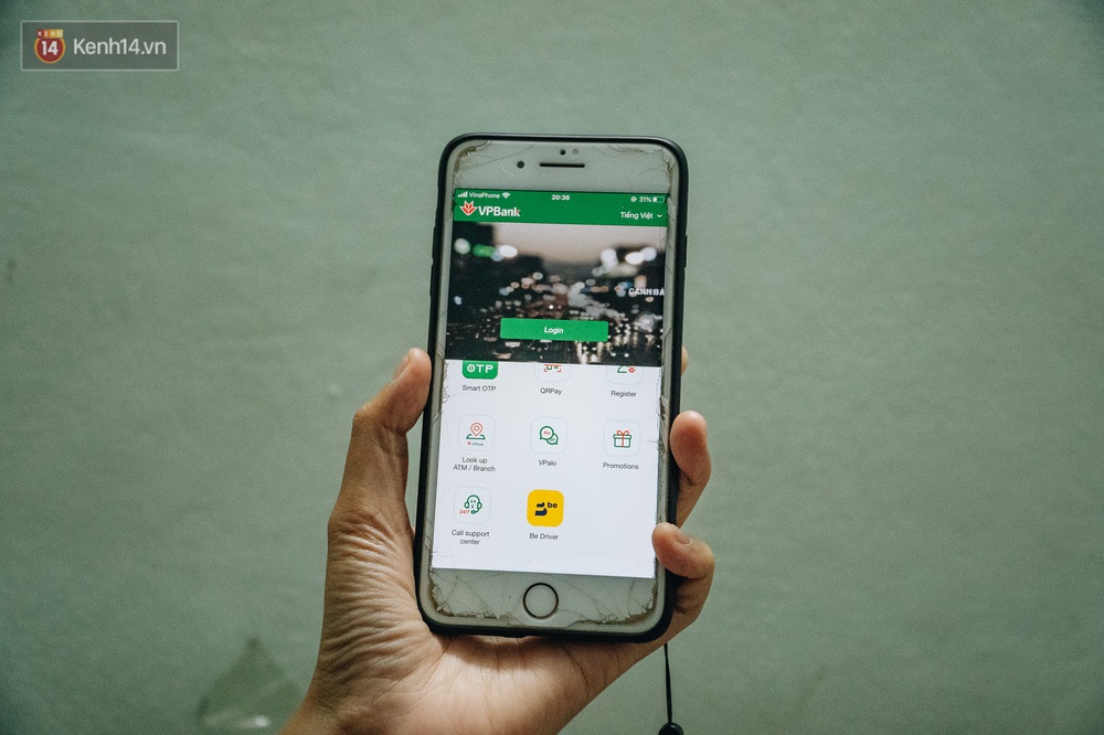 Chùm ảnh: Ngân hàng bố trí nước rửa tay sát khuẩn tại các cây ATM phòng dịch COVID-19 - Ảnh 10. Chùm ảnh: Ngân hàng bố trí nước rửa tay sát khuẩn tại các cây ATM phòng dịch COVID-19 - Ảnh 10.