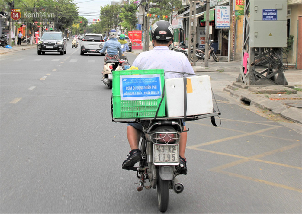 Heartwarming free food delivered to the poor in Danang during Covid-19 season - Photo 3.