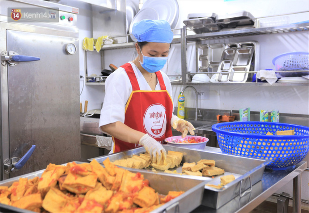 Heartwarming free food delivered to the poor in Danang during Covid-19 season - Photo 1.