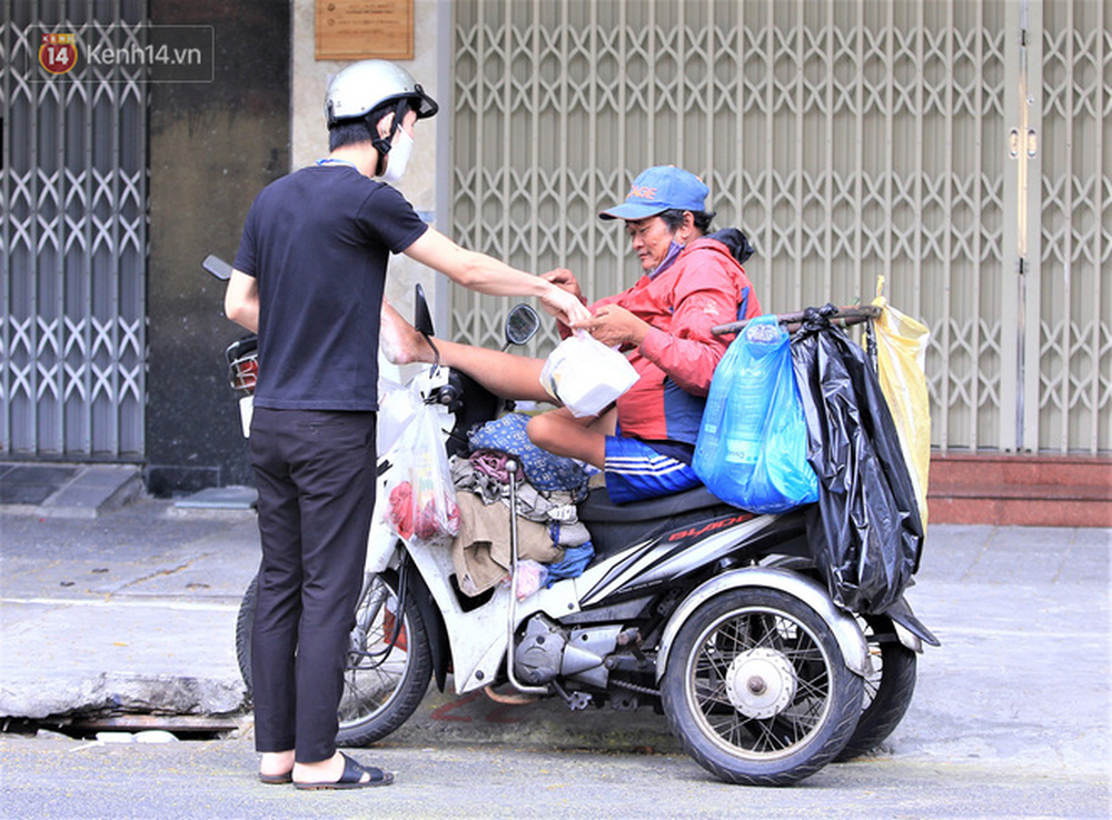 Heartwarming free food delivered to the poor in Danang during Covid-19 season - Photo 5.