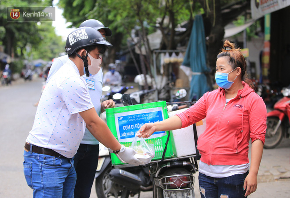 Heartwarming free food delivered to the poor in Danang during Covid-19 season - Photo 8.