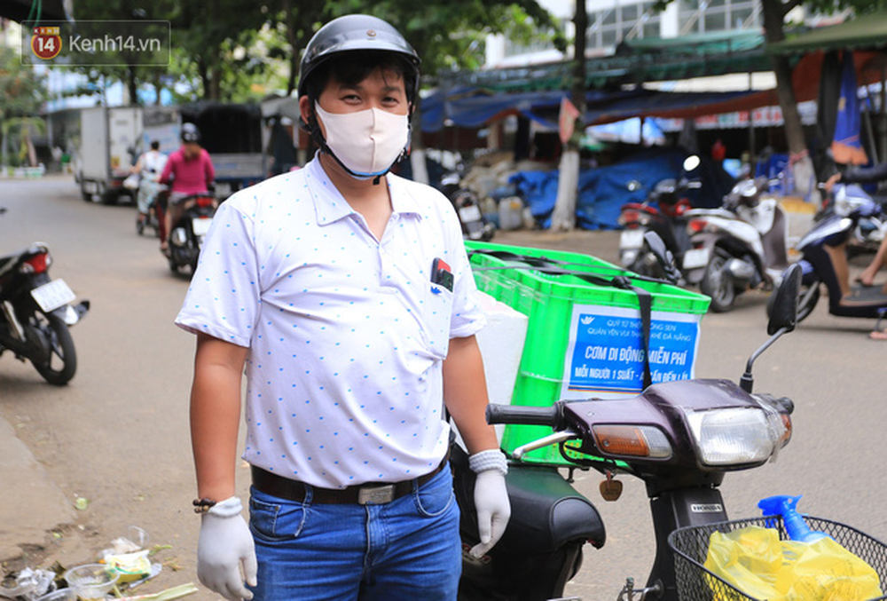 Heartwarming free food delivered to the poor in Danang during Covid-19 season - Photo 7.