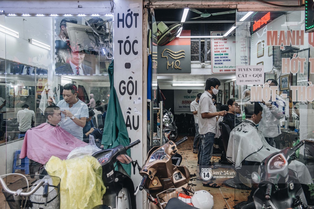 Người Hà Nội ngồi đợi được cắt tóc sau 3 tuần cách ly xã hội - Ảnh 1.