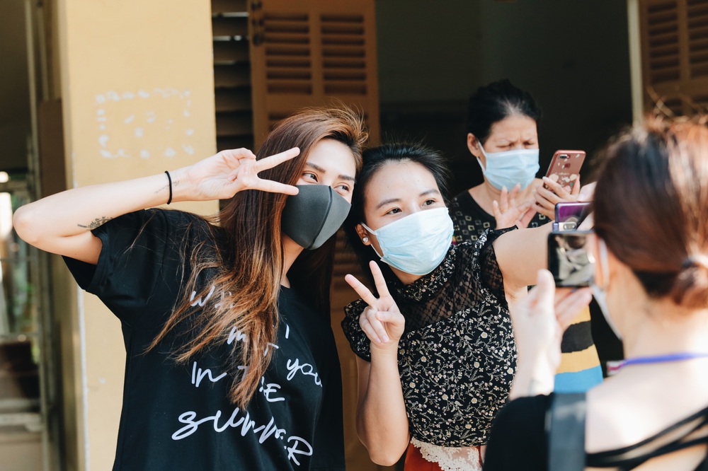 Ảnh: Hơn 900 người được về nhà sau khi hoàn thành cách ly ở Sài Gòn, ký tên lưu lại kỷ niệm phòng chống dịch Covid-19 - Ảnh 7. Ảnh: Hơn 900 người được về nhà sau khi hoàn thành cách ly ở Sài Gòn, ký tên lưu lại kỷ niệm phòng chống dịch Covid-19 - Ảnh 7.