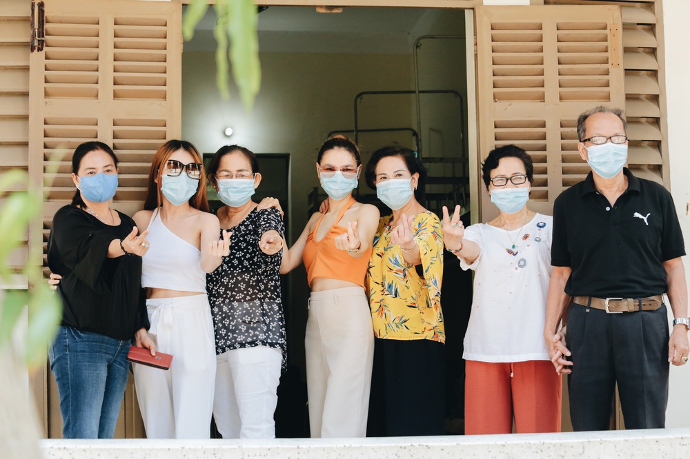 Ảnh: Hơn 900 người được về nhà sau khi hoàn thành cách ly ở Sài Gòn, ký tên lưu lại kỷ niệm phòng chống dịch Covid-19 - Ảnh 5. Ảnh: Hơn 900 người được về nhà sau khi hoàn thành cách ly ở Sài Gòn, ký tên lưu lại kỷ niệm phòng chống dịch Covid-19 - Ảnh 5.