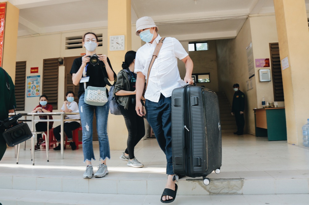 Ảnh: Hơn 900 người được về nhà sau khi hoàn thành cách ly ở Sài Gòn, ký tên lưu lại kỷ niệm phòng chống dịch Covid-19 - Ảnh 9. Ảnh: Hơn 900 người được về nhà sau khi hoàn thành cách ly ở Sài Gòn, ký tên lưu lại kỷ niệm phòng chống dịch Covid-19 - Ảnh 9.
