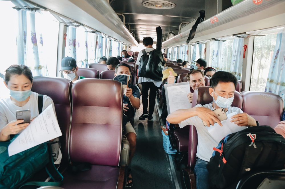 Ảnh: Hơn 900 người được về nhà sau khi hoàn thành cách ly ở Sài Gòn, ký tên lưu lại kỷ niệm phòng chống dịch Covid-19 - Ảnh 19. Ảnh: Hơn 900 người được về nhà sau khi hoàn thành cách ly ở Sài Gòn, ký tên lưu lại kỷ niệm phòng chống dịch Covid-19 - Ảnh 19.