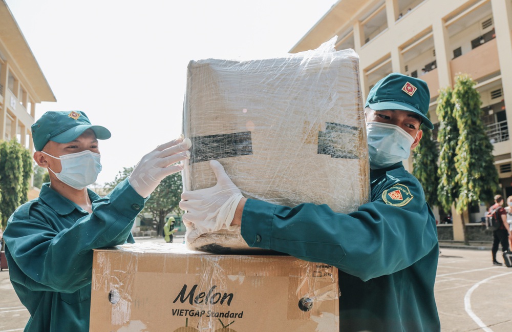 Chiếc khẩu trang ướt đẫm mồ hôi của anh dân quân ở khu cách ly, khuân vác hành lý giúp người cách ly về nhà trong niềm vui - Ảnh 4. Chiếc khẩu trang ướt đẫm mồ hôi của anh dân quân ở khu cách ly, khuân vác hành lý giúp người cách ly về nhà trong niềm vui - Ảnh 4.