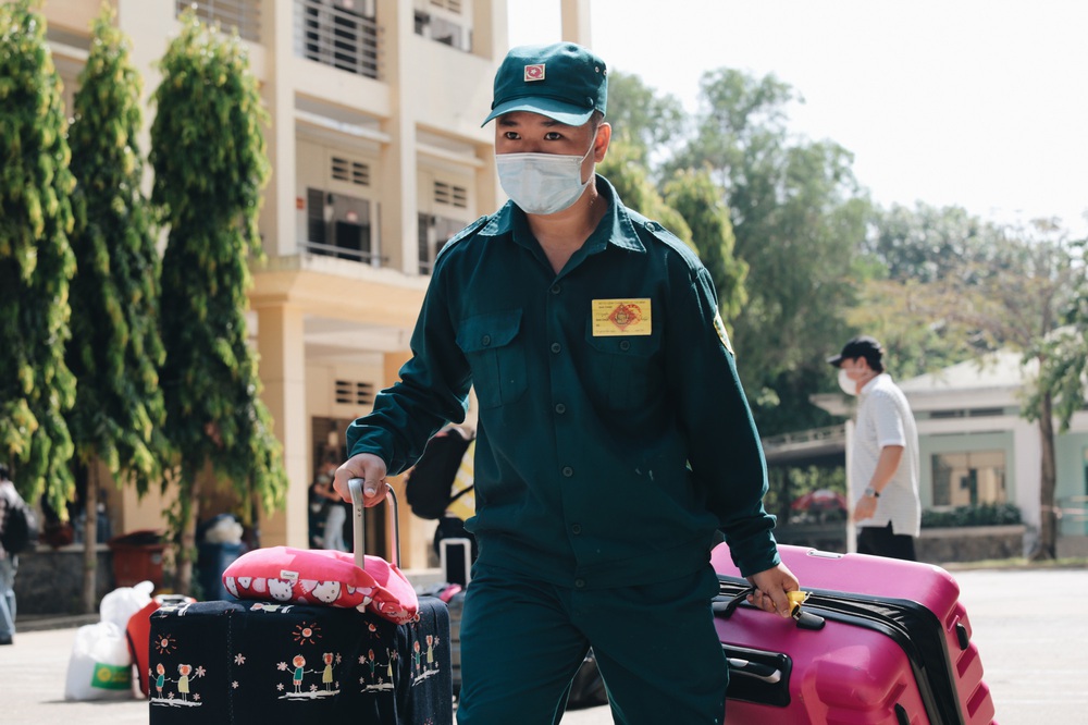 Chiếc khẩu trang ướt đẫm mồ hôi của anh dân quân ở khu cách ly, khuân vác hành lý giúp người cách ly về nhà trong niềm vui - Ảnh 6. Chiếc khẩu trang ướt đẫm mồ hôi của anh dân quân ở khu cách ly, khuân vác hành lý giúp người cách ly về nhà trong niềm vui - Ảnh 6.