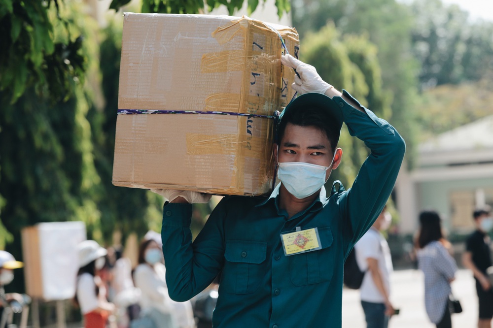 Chiếc khẩu trang ướt đẫm mồ hôi của anh dân quân ở khu cách ly, khuân vác hành lý giúp người cách ly về nhà trong niềm vui - Ảnh 10. Chiếc khẩu trang ướt đẫm mồ hôi của anh dân quân ở khu cách ly, khuân vác hành lý giúp người cách ly về nhà trong niềm vui - Ảnh 10.