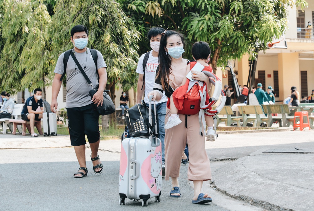 Ảnh: Hơn 900 người được về nhà sau khi hoàn thành cách ly ở Sài Gòn, ký tên lưu lại kỷ niệm phòng chống dịch Covid-19 - Ảnh 14. Ảnh: Hơn 900 người được về nhà sau khi hoàn thành cách ly ở Sài Gòn, ký tên lưu lại kỷ niệm phòng chống dịch Covid-19 - Ảnh 14.