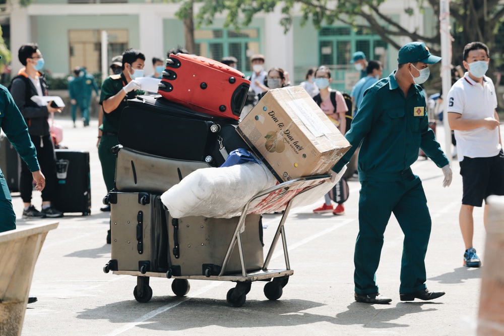 Chiếc khẩu trang ướt đẫm mồ hôi của anh dân quân ở khu cách ly, khuân vác hành lý giúp người cách ly về nhà trong niềm vui - Ảnh 2. Chiếc khẩu trang ướt đẫm mồ hôi của anh dân quân ở khu cách ly, khuân vác hành lý giúp người cách ly về nhà trong niềm vui - Ảnh 2.