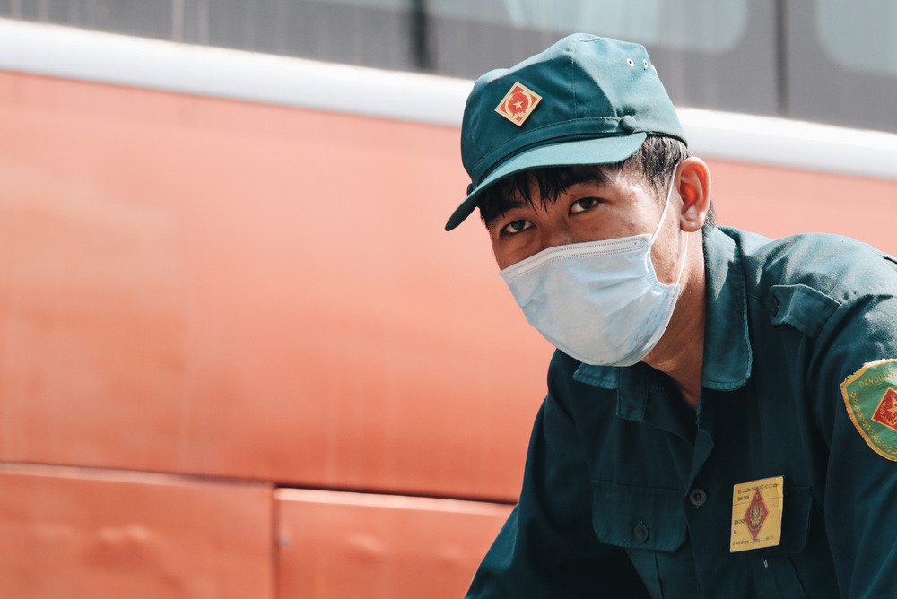 Chiếc khẩu trang ướt đẫm mồ hôi của anh dân quân ở khu cách ly, khuân vác hành lý giúp người cách ly về nhà trong niềm vui - Ảnh 12. Chiếc khẩu trang ướt đẫm mồ hôi của anh dân quân ở khu cách ly, khuân vác hành lý giúp người cách ly về nhà trong niềm vui - Ảnh 12.