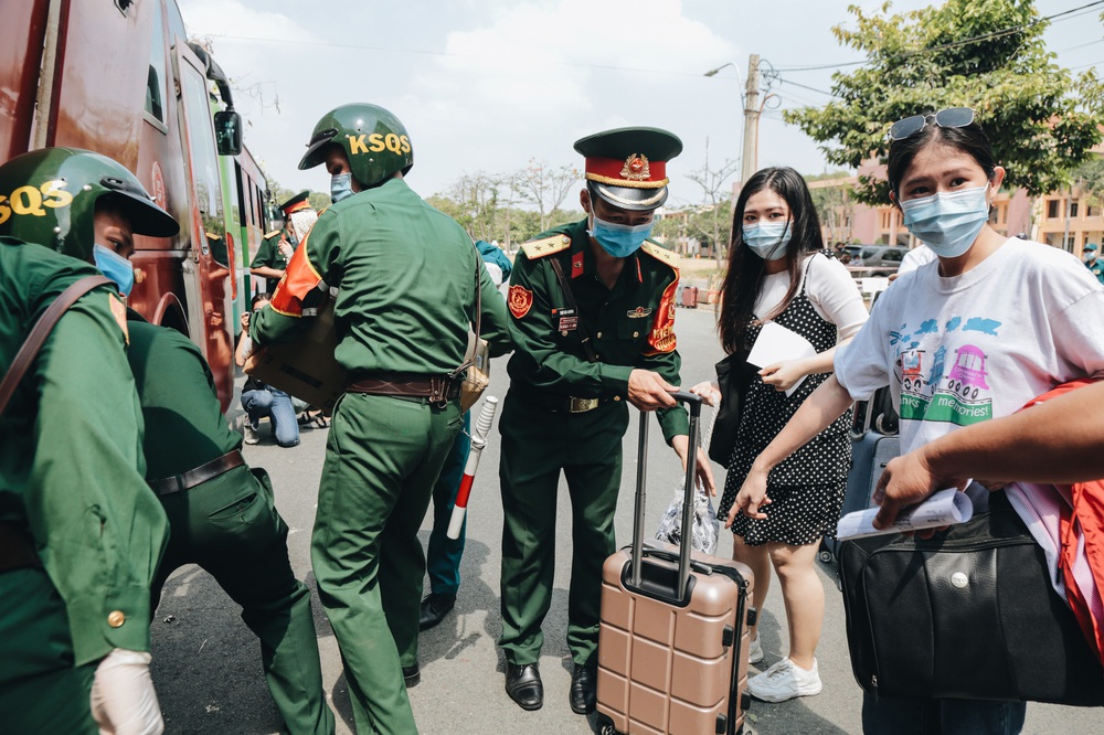 Chiếc khẩu trang ướt đẫm mồ hôi của anh dân quân ở khu cách ly, khuân vác hành lý giúp người cách ly về nhà trong niềm vui - Ảnh 15. Chiếc khẩu trang ướt đẫm mồ hôi của anh dân quân ở khu cách ly, khuân vác hành lý giúp người cách ly về nhà trong niềm vui - Ảnh 15.