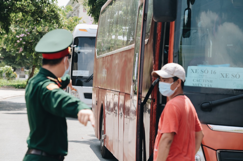 Chiếc khẩu trang ướt đẫm mồ hôi của anh dân quân ở khu cách ly, khuân vác hành lý giúp người cách ly về nhà trong niềm vui - Ảnh 16. Chiếc khẩu trang ướt đẫm mồ hôi của anh dân quân ở khu cách ly, khuân vác hành lý giúp người cách ly về nhà trong niềm vui - Ảnh 16.