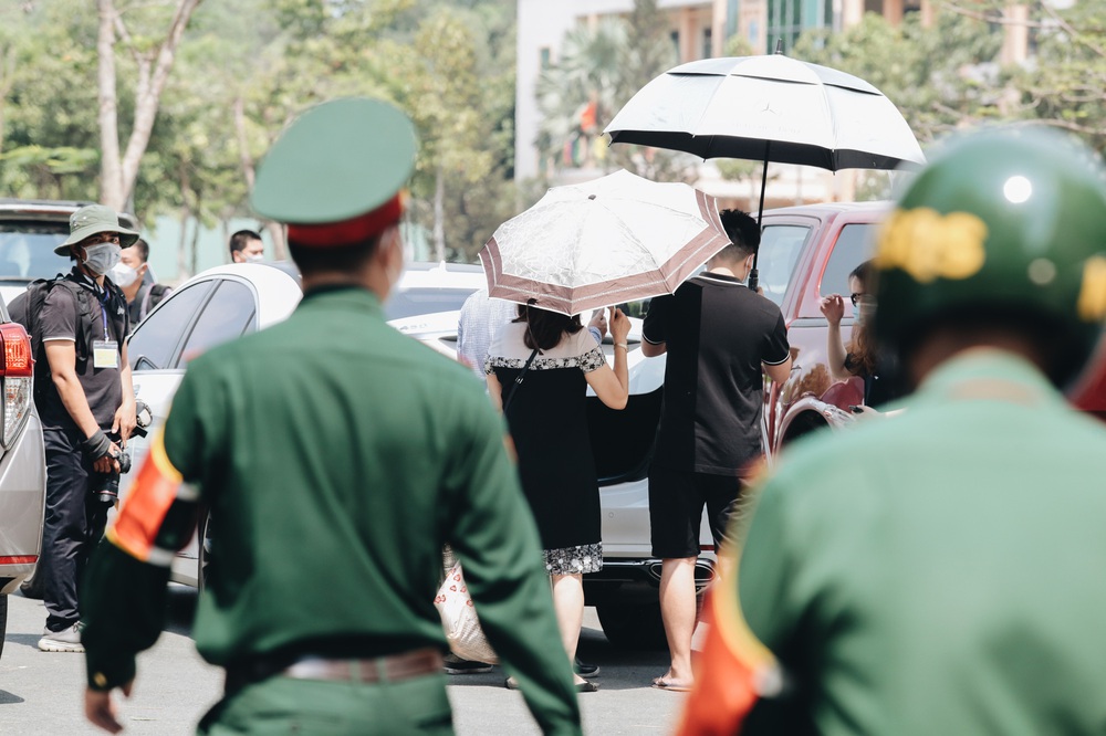 Chiếc khẩu trang ướt đẫm mồ hôi của anh dân quân ở khu cách ly, khuân vác hành lý giúp người cách ly về nhà trong niềm vui - Ảnh 17. Chiếc khẩu trang ướt đẫm mồ hôi của anh dân quân ở khu cách ly, khuân vác hành lý giúp người cách ly về nhà trong niềm vui - Ảnh 17.