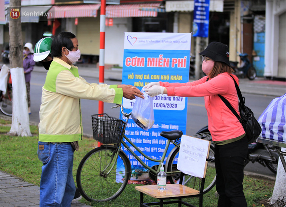 Ấm lòng hàng chục điểm phát cơm miễn phí trong mùa dịch cho người khó khăn ở Đà Nẵng - Ảnh 1. Ấm lòng hàng chục điểm phát cơm miễn phí trong mùa dịch cho người khó khăn ở Đà Nẵng - Ảnh 1.