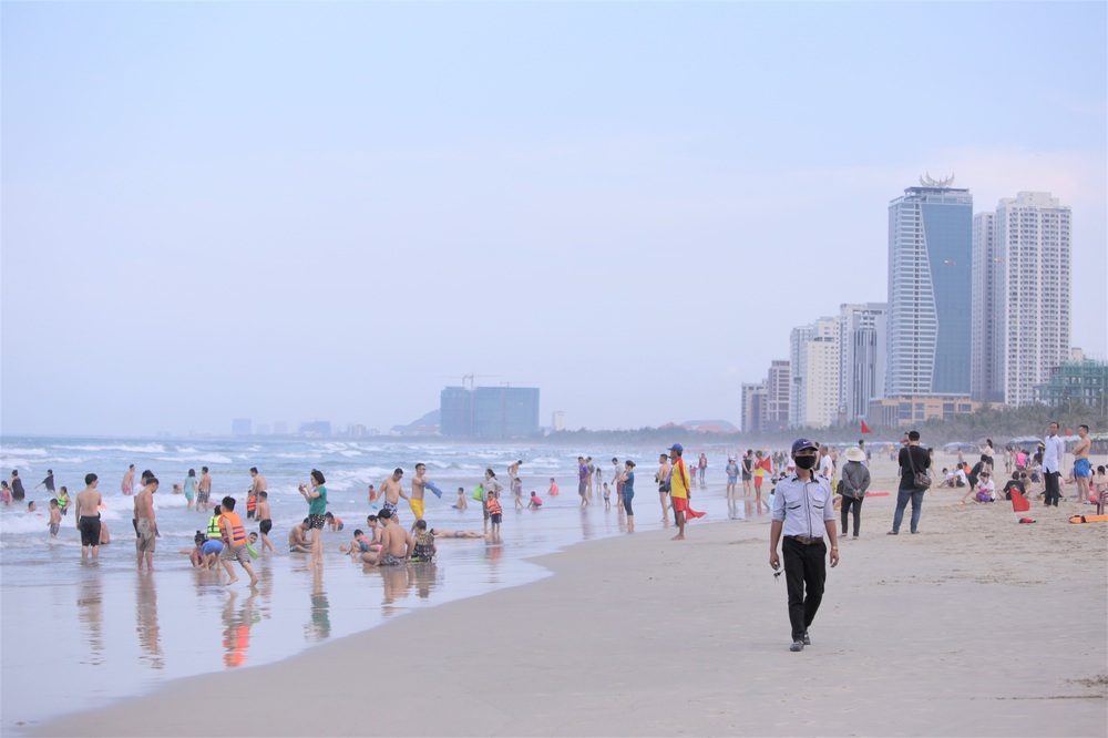 Hàng nghìn người dân Đà Nẵng hào hứng đi tắm biển trong ngày 1/5, hiếm hoi du khách - Ảnh 2.
