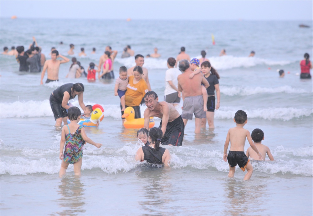 Hàng nghìn người dân Đà Nẵng hào hứng đi tắm biển trong ngày 1/5, hiếm hoi du khách - Ảnh 6.
