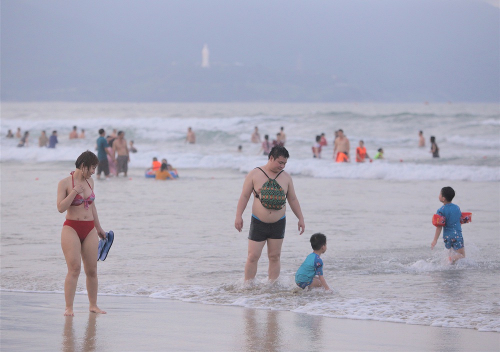Hàng nghìn người dân Đà Nẵng hào hứng đi tắm biển trong ngày 1/5, hiếm hoi du khách - Ảnh 5.