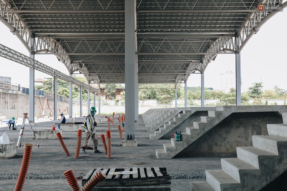 Cận cảnh nhà ga Suối Tiên của tuyến Metro số 1 đang gấp rút hoàn thiện để đón đầu tàu đầu tiên về chạy thử nghiệm - Ảnh 4.