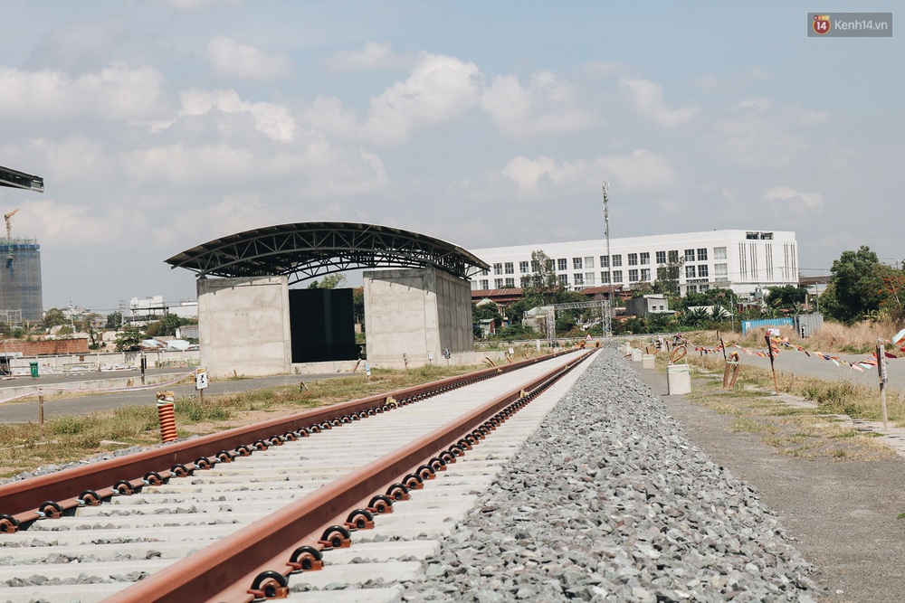 Cận cảnh nhà ga Suối Tiên của tuyến Metro số 1 đang gấp rút hoàn thiện để đón đầu tàu đầu tiên về chạy thử nghiệm - Ảnh 3.