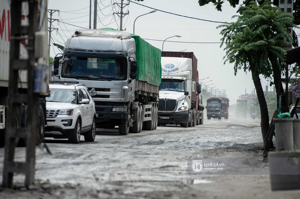 Nhìn từ trên cao con đường đau khổ nhất Hà Nội: 650m có gần 100 ổ khủng long, xe container ngày đêm cày nát - Ảnh 6.