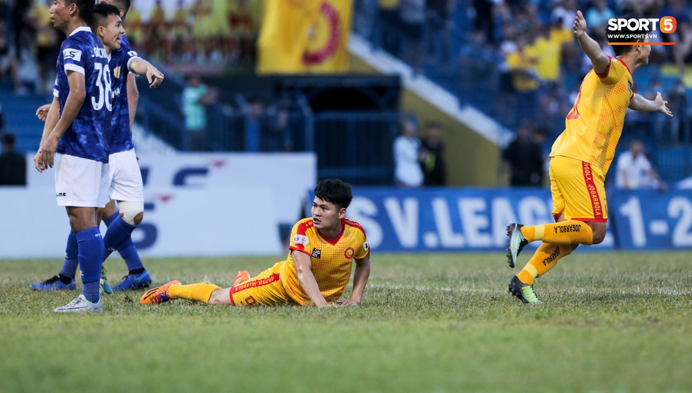 Tuyển thủ U23 Việt Nam bị trọng tài chính dằn mặt cực gắt, dập tắt nóng giận trong tíc tắc - Ảnh 2.