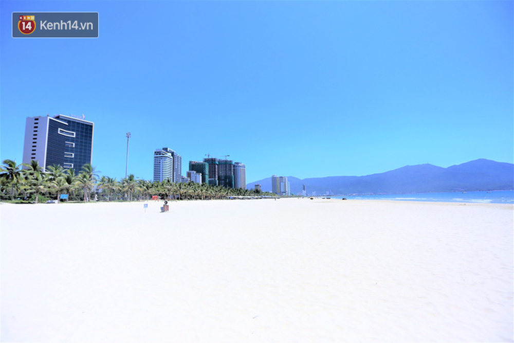 Toàn cảnh Đà Nẵng ngày đầu cách ly xã hội: Bãi biển không bóng người, bến xe dừng hoạt động - Ảnh 19.